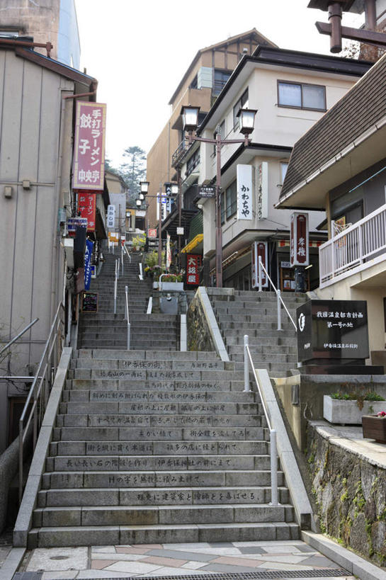 无人,家,栏杆,竖图,室外,白天,仰视,旅游,度假,美景,别墅,楼梯,城市风光,城市,建筑,日本,亚洲,许多,悬挂,日文,标志,扶手,挂牌,文字,字符,房屋,阶梯,屋子,景观,公寓,建筑群,围栏,娱乐,标识,建设,洋房,护栏,楼房,台阶,住宅,红色,蓝色,蓝天,天空,天,享受,休闲,景色,放松,晴朗,东亚,本州,万里无云,关东地方,本州岛,日本国,群马,群马县,日语,晴空,晴空万里,彩图,低角度拍摄,房子