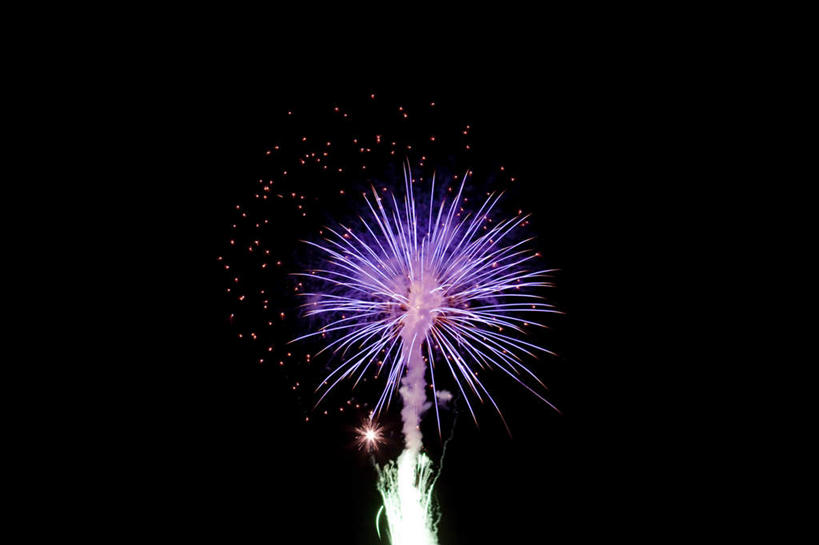 无人,横图,彩色,室外,夜晚,仰视,爆炸,烟火,日本,亚洲,黑色背景,光线,光泽,光芒,辉煌,美丽,照射,扩散,一个,绿色,紫色,焰火,灿烂,闪耀,单个,闪烁,壮丽,礼花,照耀,五彩缤纷,光辉,东亚,烂漫,本州,本州岛,日本国,中部地方,山梨,山梨县,花炮,礼花炮,绚烂,毫光,闪动,闪灼,灿艳,绮丽,绚丽,烟花,彩图,低角度拍摄