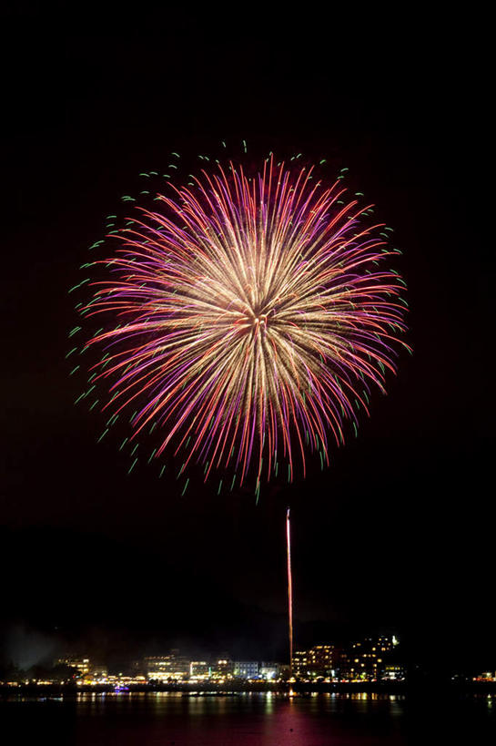 无人,家,竖图,彩色,室外,夜晚,正面,旅游,度假,爆炸,湖,湖泊,美景,水,别墅,城市风光,城市,建筑,烟火,日本,亚洲,黑色背景,光线,光泽,房屋,屋子,湖面,景观,水流,水面,公寓,建筑群,光芒,辉煌,美丽,照射,扩散,娱乐,建设,洋房,楼房,住宅,一个,黄色,红色,焰火,湖水,享受,休闲,灿烂,闪耀,景色,放松,单个,闪烁,壮丽,礼花,照耀,五彩缤纷,光辉,东亚,烂漫,本州,本州岛,日本国,中部地方,山梨,山梨县,花炮,礼花炮,绚烂,灯火辉煌,毫光,繁荣,闪动,闪灼,灿艳,绮丽,绚丽,烟花,彩图,房子