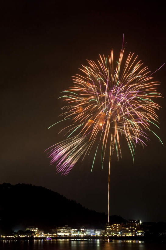 无人,家,竖图,彩色,室外,夜晚,正面,旅游,度假,爆炸,湖,湖泊,美景,山脉,水,别墅,城市风光,城市,建筑,烟火,日本,亚洲,阴影,黑色背景,光线,光泽,影子,房屋,屋子,湖面,景观,水流,水面,烟雾,公寓,建筑群,灯光,光芒,辉煌,美丽,照射,扩散,娱乐,建设,洋房,楼房,住宅,一个,黄色,红色,紫色,倒影,焰火,湖水,享受,休闲,灿烂,闪耀,景色,放松,单个,闪烁,壮丽,礼花,照耀,五彩缤纷,光辉,东亚,烂漫,本州,本州岛,日本国,中部地方,山梨,山梨县,花炮,礼花炮,绚烂,灯火辉煌,毫光,繁荣,闪动,闪灼,灿艳,绮丽,绚丽,烟花,彩图,房子