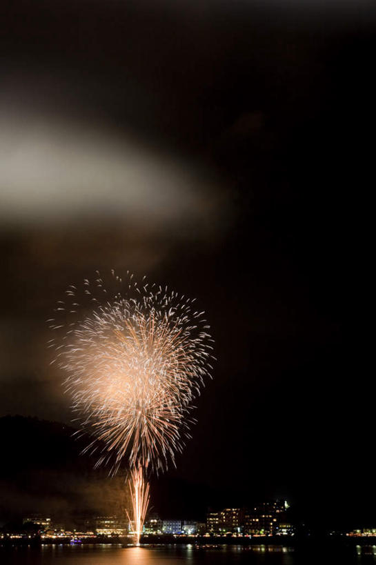 无人,竖图,彩色,室外,夜晚,正面,爆炸,湖,湖泊,山脉,水,烟火,日本,亚洲,阴影,黑色背景,光线,光泽,影子,湖面,水流,水面,烟雾,灯光,光芒,辉煌,美丽,照射,扩散,一个,黄色,倒影,焰火,湖水,灿烂,闪耀,单个,闪烁,壮丽,礼花,照耀,五彩缤纷,光辉,东亚,烂漫,本州,本州岛,日本国,中部地方,山梨,山梨县,花炮,礼花炮,绚烂,灯火辉煌,毫光,繁荣,闪动,闪灼,灿艳,绮丽,绚丽,烟花,彩图