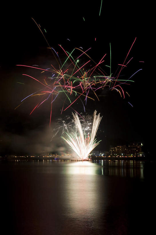 无人,家,竖图,彩色,室外,夜晚,正面,旅游,度假,爆炸,湖,湖泊,美景,水,别墅,城市风光,城市,建筑,烟火,日本,亚洲,许多,黑色背景,光线,光泽,房屋,屋子,湖面,景观,水流,水面,烟雾,公寓,建筑群,光芒,辉煌,美丽,照射,扩散,娱乐,建设,洋房,楼房,住宅,黄色,绿色,白色,焰火,湖水,享受,休闲,灿烂,闪耀,景色,放松,闪烁,壮丽,礼花,照耀,五彩缤纷,光辉,东亚,烂漫,本州,本州岛,日本国,中部地方,山梨,山梨县,花炮,礼花炮,绚烂,灯火辉煌,毫光,繁荣,闪动,闪灼,灿艳,绮丽,绚丽,烟花,彩图,房子