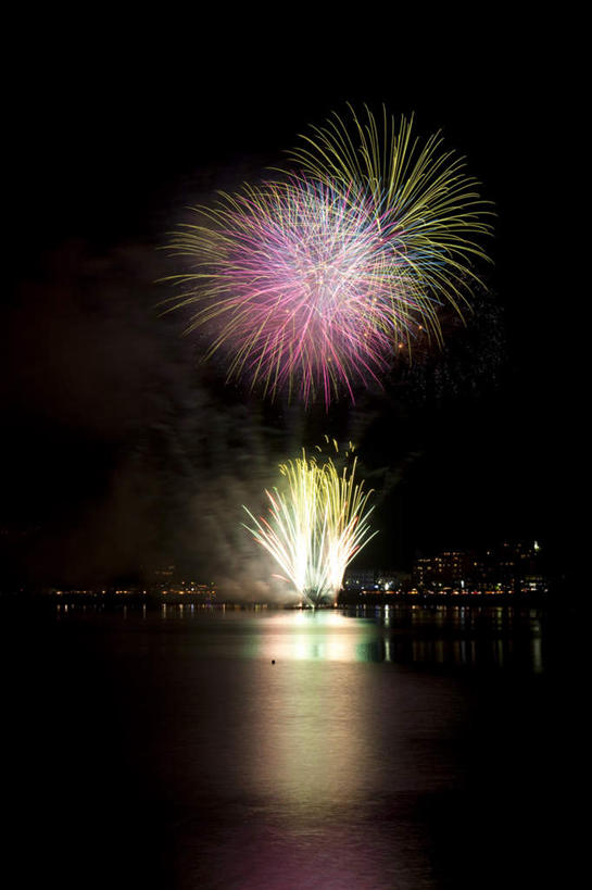 无人,家,竖图,彩色,室外,夜晚,正面,旅游,度假,爆炸,湖,湖泊,美景,水,别墅,城市风光,城市,建筑,烟火,日本,亚洲,许多,黑色背景,光线,光泽,房屋,屋子,湖面,景观,水流,水面,烟雾,公寓,建筑群,光芒,辉煌,美丽,照射,扩散,娱乐,建设,洋房,楼房,住宅,黄色,红色,绿色,紫色,白色,焰火,湖水,享受,休闲,灿烂,闪耀,景色,放松,闪烁,壮丽,礼花,照耀,五彩缤纷,光辉,东亚,烂漫,本州,本州岛,日本国,中部地方,山梨,山梨县,花炮,礼花炮,绚烂,灯火辉煌,毫光,繁荣,闪动,闪灼,灿艳,绮丽,绚丽,烟花,彩图,房子