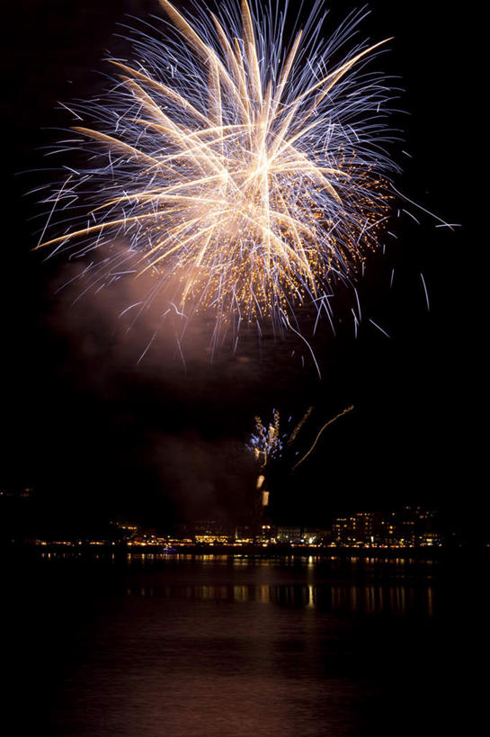 无人,家,竖图,彩色,室外,夜晚,正面,旅游,度假,爆炸,湖,湖泊,美景,水,别墅,城市风光,城市,建筑,烟火,日本,亚洲,许多,黑色背景,光线,光泽,房屋,屋子,湖面,景观,水流,水面,烟雾,公寓,建筑群,光芒,辉煌,美丽,照射,扩散,娱乐,建设,洋房,楼房,住宅,黄色,红色,绿色,紫色,白色,焰火,湖水,享受,休闲,灿烂,闪耀,景色,放松,闪烁,壮丽,礼花,照耀,五彩缤纷,光辉,东亚,烂漫,本州,本州岛,日本国,中部地方,山梨,山梨县,花炮,礼花炮,绚烂,灯火辉煌,毫光,繁荣,闪动,闪灼,灿艳,绮丽,绚丽,烟花,彩图,房子