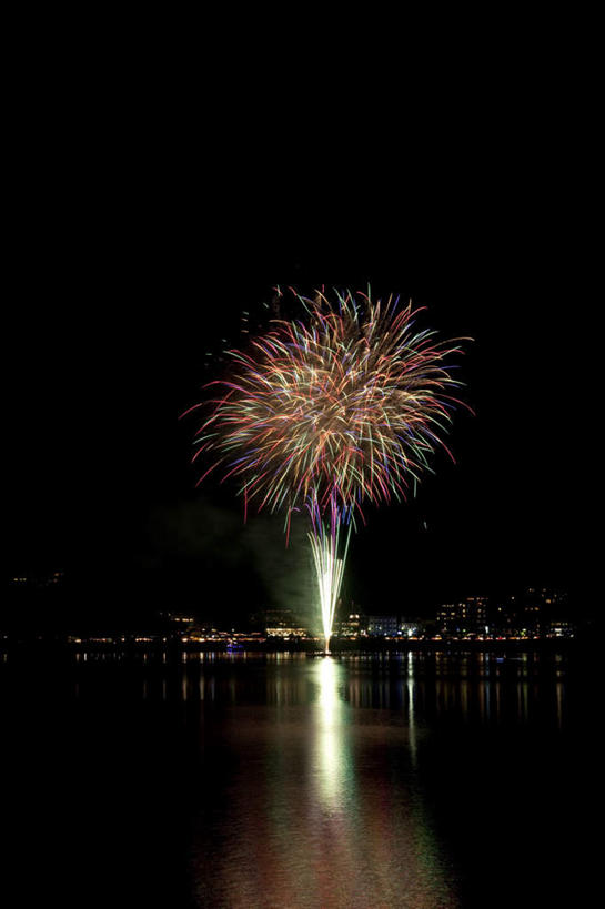 无人,家,竖图,彩色,室外,夜晚,正面,旅游,度假,爆炸,湖,湖泊,美景,水,别墅,城市风光,城市,建筑,烟火,日本,亚洲,许多,黑色背景,光线,光泽,房屋,屋子,湖面,景观,水流,水面,烟雾,公寓,建筑群,光芒,辉煌,美丽,照射,扩散,娱乐,建设,洋房,楼房,住宅,黄色,红色,白色,焰火,湖水,享受,休闲,灿烂,闪耀,景色,放松,闪烁,壮丽,礼花,照耀,五彩缤纷,光辉,东亚,烂漫,本州,本州岛,日本国,中部地方,山梨,山梨县,花炮,礼花炮,绚烂,灯火辉煌,毫光,繁荣,闪动,闪灼,灿艳,绮丽,绚丽,烟花,彩图,房子