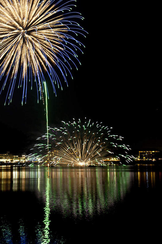 无人,家,竖图,彩色,室外,夜晚,正面,旅游,度假,爆炸,湖,湖泊,美景,水,别墅,城市风光,城市,建筑,烟火,日本,亚洲,黑色背景,光线,光泽,房屋,屋子,湖面,景观,水流,水面,烟雾,公寓,建筑群,光芒,辉煌,美丽,照射,扩散,娱乐,建设,洋房,楼房,住宅,两个,黄色,蓝色,绿色,白色,焰火,湖水,享受,休闲,灿烂,闪耀,景色,放松,闪烁,壮丽,礼花,照耀,五彩缤纷,光辉,东亚,烂漫,本州,本州岛,日本国,中部地方,山梨,山梨县,花炮,礼花炮,绚烂,灯火辉煌,毫光,繁荣,闪动,闪灼,灿艳,绮丽,绚丽,烟花,彩图,房子