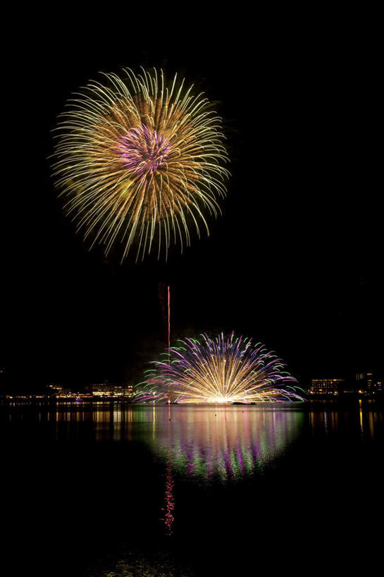 无人,家,竖图,彩色,室外,夜晚,正面,旅游,度假,爆炸,湖,湖泊,美景,水,别墅,城市风光,城市,建筑,烟火,日本,亚洲,黑色背景,光线,光泽,房屋,屋子,湖面,景观,水流,水面,烟雾,公寓,建筑群,光芒,辉煌,美丽,照射,扩散,娱乐,建设,洋房,楼房,住宅,两个,黄色,蓝色,绿色,白色,焰火,湖水,享受,休闲,灿烂,闪耀,景色,放松,闪烁,壮丽,礼花,照耀,五彩缤纷,光辉,东亚,烂漫,本州,本州岛,日本国,中部地方,山梨,山梨县,花炮,礼花炮,绚烂,灯火辉煌,毫光,繁荣,闪动,闪灼,灿艳,绮丽,绚丽,烟花,彩图,房子