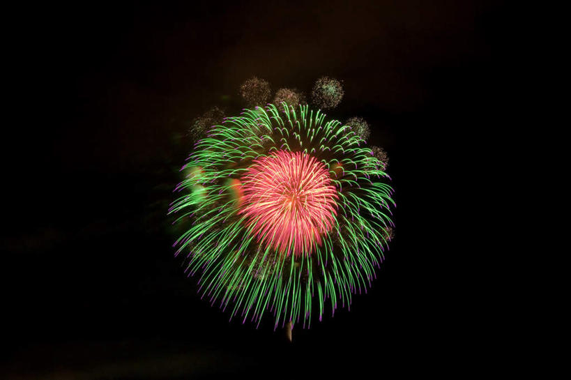 无人,横图,彩色,室外,特写,夜晚,仰视,爆炸,烟火,日本,亚洲,黑色背景,光线,光泽,烟雾,光芒,辉煌,美丽,照射,扩散,一个,粉色,黄色,红色,绿色,焰火,灿烂,闪耀,单个,闪烁,壮丽,礼花,照耀,五彩缤纷,光辉,东亚,烂漫,本州,本州岛,日本国,中部地方,山梨,山梨县,花炮,礼花炮,绚烂,毫光,闪动,闪灼,灿艳,绮丽,绚丽,烟花,彩图,低角度拍摄