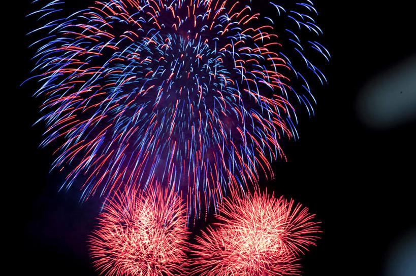 无人,横图,彩色,室外,特写,夜晚,仰视,爆炸,烟火,日本,亚洲,许多,黑色背景,光线,光泽,烟雾,光芒,辉煌,美丽,照射,扩散,粉色,红色,紫色,焰火,灿烂,闪耀,闪烁,壮丽,礼花,照耀,五彩缤纷,光辉,东亚,烂漫,本州,本州岛,日本国,中部地方,山梨,山梨县,花炮,礼花炮,绚烂,毫光,闪动,闪灼,灿艳,绮丽,绚丽,烟花,彩图,低角度拍摄