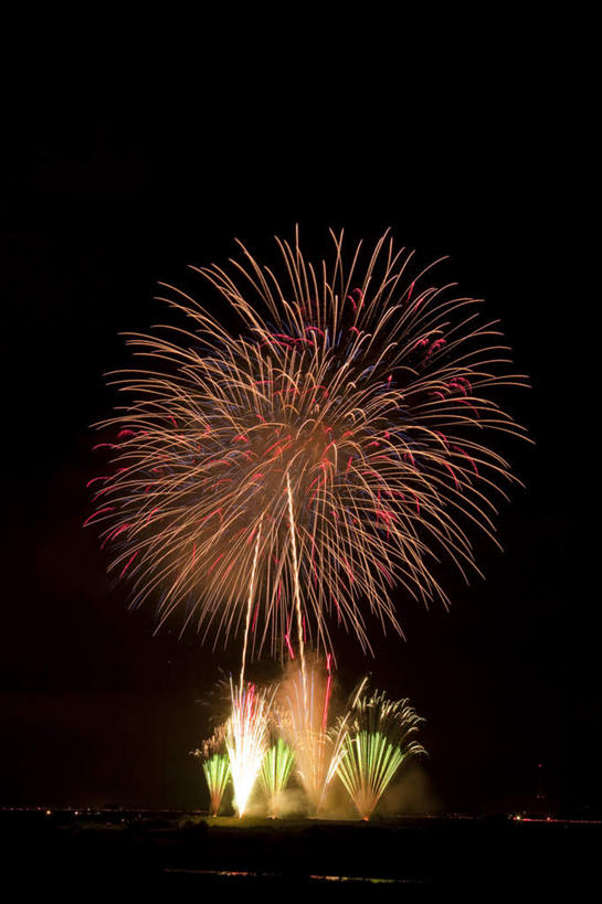 无人,竖图,彩色,室外,特写,夜晚,仰视,爆炸,烟火,日本,亚洲,许多,黑色背景,光线,光泽,烟雾,光芒,辉煌,美丽,照射,扩散,粉色,黄色,红色,绿色,焰火,灿烂,闪耀,闪烁,壮丽,礼花,照耀,五彩缤纷,光辉,东亚,烂漫,本州,本州岛,日本国,中部地方,山梨,山梨县,花炮,礼花炮,绚烂,毫光,闪动,闪灼,灿艳,绮丽,绚丽,烟花,彩图,低角度拍摄