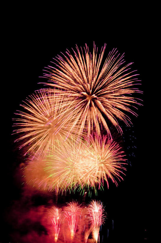 无人,竖图,彩色,室外,特写,夜晚,正面,爆炸,湖,湖泊,水,烟火,日本,亚洲,许多,黑色背景,光线,光泽,湖面,水流,水面,烟雾,光芒,辉煌,美丽,照射,扩散,粉色,黄色,红色,蓝色,绿色,紫色,白色,焰火,湖水,灿烂,闪耀,闪烁,壮丽,礼花,照耀,五彩缤纷,光辉,东亚,烂漫,本州,本州岛,日本国,中部地方,山梨,山梨县,花炮,礼花炮,绚烂,毫光,闪动,闪灼,灿艳,绮丽,绚丽,烟花,彩图