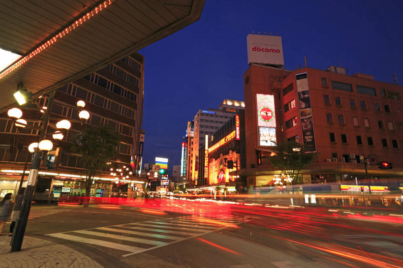 无人,高楼大厦,商店,横图,室外,夜晚,仰视,购物,度假,消费,美景,城市风光,超市,城市,大厦,道路,建筑,路,路灯,摩天大楼,人行横道,公路,照明,日本,亚洲,许多,日文,标志,挂牌,文字,字符,景观,建筑群,人行道,灯光,交通,娱乐,标识,建设,灯,蓝色,蓝天,天空,天,享受,休闲,景色,放松,金融,百货,晴朗,照亮,照明设备,人行横道线,选购,贸易,百货公司,东亚,本州,万里无云,本州岛,日本国,金沢,金沢市,石川,石川县,中部地方,日语,血拼,县厅,灯火辉煌,繁荣,晴空,晴空万里,斑马线,马路,彩图,低角度拍摄,大楼,高层建筑,高楼,购物商场,购物中心,摩天楼,商业中心