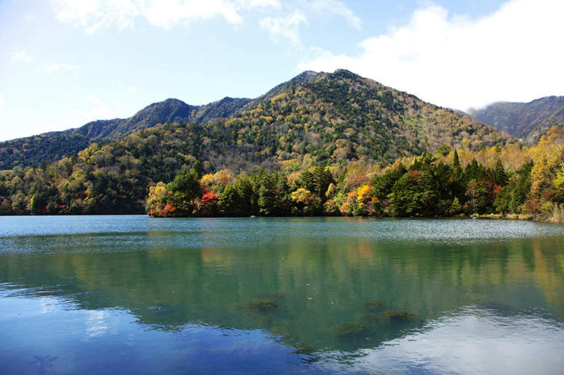 无人,横图,室外,白天,正面,旅游,度假,湖,湖泊,美景,秋季,山,山脉,树林,水,植物,日本,亚洲,阴影,波纹,光线,影子,湖面,景观,山峰,水流,水面,云,云朵,涟漪,山峦,云彩,娱乐,树,树木,黄色,蓝色,白云,倒影,蓝天,水纹,天空,阳光,自然,波浪,湖水,群山,天,享受,休闲,景色,放松,生长,晴朗,成长,自然风光,东亚,本州,关东地方,本州岛,日本国,栃木,栃木县,水晕,晴空,秋,秋天,彩图