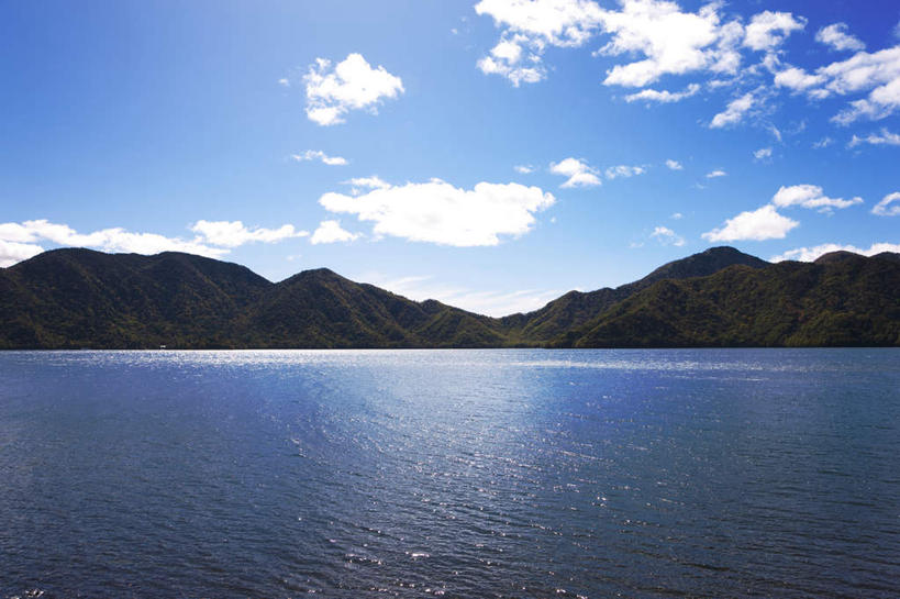 无人,横图,室外,白天,正面,旅游,度假,湖,湖泊,美景,山,山脉,水,太阳,日本,亚洲,阴影,波纹,光线,影子,湖面,景观,山峰,水流,水面,云,云朵,涟漪,山峦,云彩,娱乐,蓝色,白云,蓝天,水纹,天空,阳光,自然,波浪,湖水,群山,天,享受,休闲,景色,放松,晴朗,自然风光,东亚,本州,关东地方,本州岛,日本国,栃木,栃木县,水晕,晴空,彩图