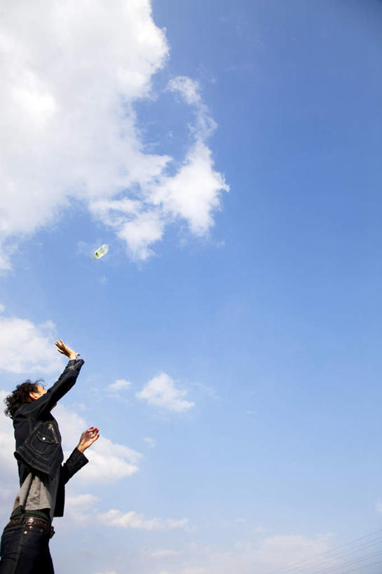 东方人,一个人,站,投,举,竖图,室外,白天,仰视,旅游,度假,美景,山,山脉,日本,亚洲,仅一个男性,仅一个人,景观,山峰,云,云朵,山峦,云彩,黄种人,娱乐,仅一个年轻男性,蓝色,白云,蓝天,天空,自然,群山,天,托,站着,享受,休闲,景色,放松,晴朗,自然风光,东亚,本州,关东地方,本州岛,日本国,栃木,栃木县,男人,男性,年轻男性,亚洲人,晴空,举起,举手,举着,抛,扔,撒,向上举,向上伸,向上托,站立,掷,半身,彩图,低角度拍摄