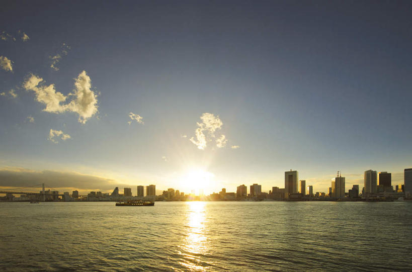 无人,高楼大厦,横图,室外,白天,正面,度假,海浪,海洋,美景,日落,太阳,城市风光,城市,大厦,建筑,摩天大楼,东京,日本,亚洲,阴影,波纹,光线,影子,景观,浪花,晚霞,霞光,云,云朵,建筑群,涟漪,云彩,娱乐,建设,蓝色,白云,蓝天,水纹,天空,阳光,海水,黄昏,波浪,天,享受,休闲,景色,彩霞,放松,晴朗,海景,东亚,本州,关东地方,本州岛,日本国,东京都,水晕,县厅,港区,东京市,大海,风浪,海,海水的波动,近岸浪,涌浪,晴空,夕阳,彩图,大楼,高层建筑,高楼,摩天楼