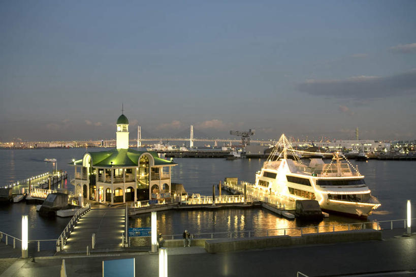 无人,高楼大厦,栏杆,横图,俯视,航拍,室外,夜晚,度假,海浪,海洋,美景,城市风光,城市,大桥,大厦,建筑,立交桥,摩天大楼,桥梁,船,神奈川,日本,亚洲,一艘,波纹,景观,浪花,云,云朵,高架,建筑群,围栏,斜拉桥,桥,游艇,涟漪,横滨,横滨市,神奈川县,云彩,娱乐,建设,护栏,蓝色,白云,蓝天,水纹,天空,海水,交通工具,波浪,天,享受,休闲,景色,放松,晴朗,鸟瞰,载具,海景,东亚,本州,首府,关东地方,本州岛,日本国,水晕,灯火辉煌,繁荣,大海,风浪,海,海水的波动,近岸浪,涌浪,晴空,彩图,高角度拍摄,大楼,高层建筑,高楼,摩天楼