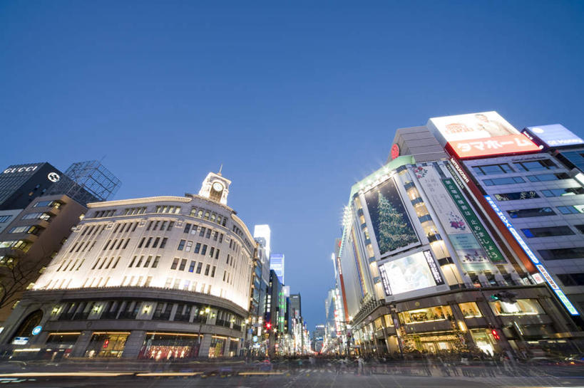 无人,商店,横图,室外,夜晚,仰视,购物,旅游,度假,消费,标志建筑,超市,道路,地标,建筑,路,夜景,公路,东京,日本,亚洲,许多,日文,标志,挂牌,文字,字符,建筑群,交通,娱乐,标识,建设,海报,红色,蓝色,蓝天,天空,天,享受,休闲,银座,放松,金融,百货,晴朗,选购,贸易,百货公司,东亚,本州,万里无云,关东地方,本州岛,日本国,东京都,日语,血拼,晴空,晴空万里,马路,彩图,低角度拍摄,购物商场,购物中心,商业中心