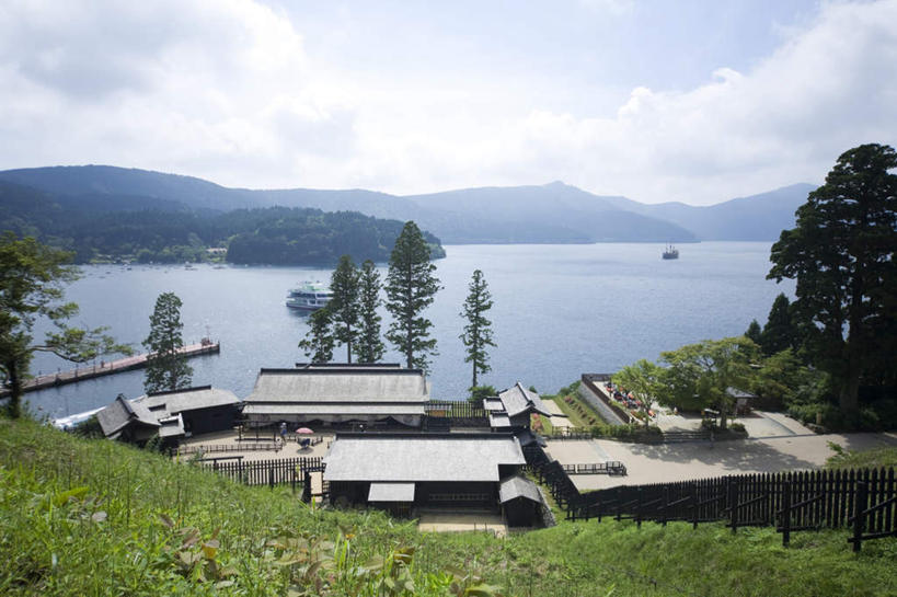 无人,栏杆,横图,俯视,航拍,室外,白天,旅游,度假,草地,草坪,湖,湖泊,美景,山,山脉,水,植物,轮船,船,日本,亚洲,许多,阴影,波纹,光线,影子,亭子,湖面,景观,山峰,水流,水面,云,云朵,围栏,涟漪,山峦,两艘,云彩,娱乐,护栏,草,树,树木,蓝色,绿色,白云,蓝天,水纹,天空,阳光,自然,交通工具,波浪,湖水,群山,天,享受,休闲,景色,放松,生长,晴朗,成长,鸟瞰,自然风光,载具,东亚,本州,本州岛,日本国,中部地方,山梨,山梨县,水晕,晴空,彩图,高角度拍摄