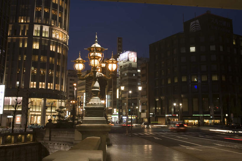 无人,高楼大厦,横图,室外,夜晚,正面,度假,美景,城市风光,城市,大厦,道路,建筑,路,路灯,摩天大楼,夜景,公路,汽车,照明,东京,日本,亚洲,许多,景观,建筑群,灯光,交通,中央区,娱乐,建设,车,灯,蓝色,蓝天,天空,交通工具,轿车,天,享受,休闲,景色,放松,晴朗,尾灯,照亮,照明设备,载具,东亚,本州,万里无云,关东地方,本州岛,日本国,东京都,灯火辉煌,繁荣,晴空,晴空万里,马路,彩图,大楼,高层建筑,高楼,摩天楼