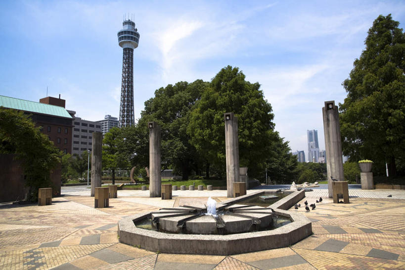 无人,横图,室外,白天,正面,旅游,度假,水,植物,标志建筑,道路,地标,建筑,喷泉,椅子,神奈川,日本,亚洲,许多,飞溅,溅,信息,液体,柱子,景观,水滴,云,云朵,建筑群,塔,灯塔,交通,横滨,横滨市,神奈川县,四根,云彩,方向,文化,娱乐,建设,水珠,树,树木,蓝色,绿色,白云,蓝天,天空,自然,瞭望塔,天,品味,享受,休闲,放松,生长,晴朗,成长,引导,指引,喷洒,水景,东亚,本州,首府,关东地方,本州岛,日本国,横滨海洋塔,美观,航标,石制品,设计,晴空,彩图,导航