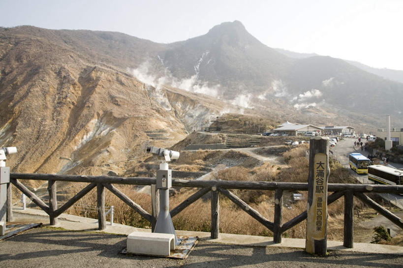 无人,栏杆,横图,室外,白天,正面,旅游,度假,仪器,科技,火山,美景,植物,道路,路,公路,公共汽车,神奈川,日本,亚洲,眺望,阴影,检查,研究,反射,分析,光线,科学,木制,日文,标志,挂牌,望远镜,文字,影子,栅栏,字符,屋子,景观,篱笆,烟雾,围栏,巴士,公交车,交通,神奈川县,娱乐,标识,护栏,车,树,树木,两个,一个,蓝色,绿色,黑色,蓝天,天空,阳光,自然,木制品,交通工具,天,观察,享受,休闲,景色,放松,清晰,探索,生长,放大,晴朗,单个,成长,观看,仔细,科研,科学技术,瞭望,聚焦,关注,自然风光,载具,东亚,远视镜,瞭望镜,本州,万里无云,关东地方,本州岛,日本国,光学,日语,清楚,活火山,死火山,休眠火山,晴空,晴空万里,马路,彩图,房子,光学仪器,千里镜