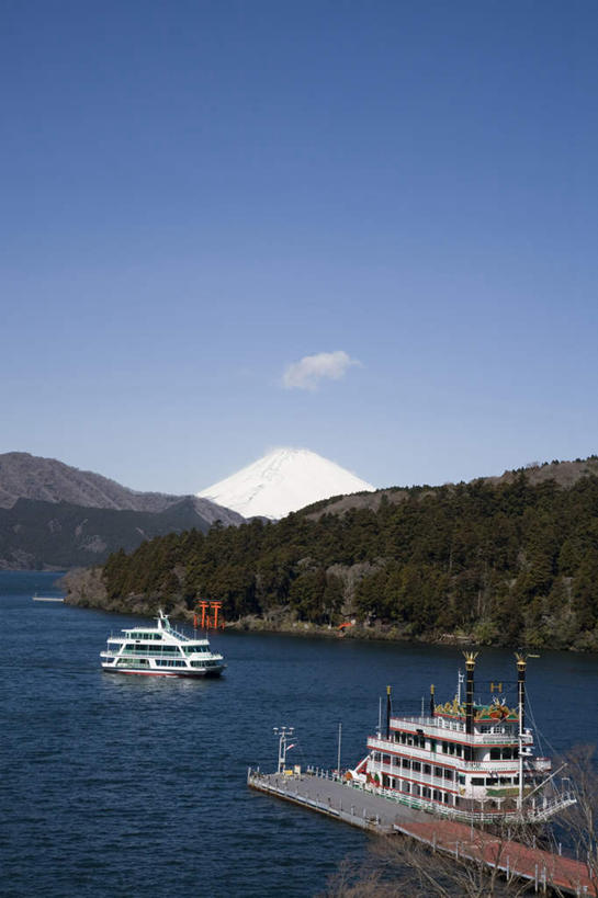 无人,码头,竖图,俯视,室外,白天,旅游,度假,海浪,海洋,火山,美景,山,山脉,树林,植物,港口,船,富士山,静冈县,日本,亚洲,波纹,飞溅,溅,液体,景观,浪花,山峰,水滴,云,云朵,涟漪,山峦,两艘,云彩,娱乐,游轮,游船,水珠,树,树木,蓝色,绿色,白云,蓝天,水纹,天空,自然,海水,船尾波,交通工具,波浪,群山,天,享受,休闲,景色,放松,生长,晴朗,成长,喷洒,自然风光,载具,海景,东亚,本州,本州岛,日本国,中部地方,静冈,山梨,山梨县,水晕,旅游船,大海,风浪,海,海水的波动,活火山,近岸浪,死火山,休眠火山,涌浪,晴空,彩图,高角度拍摄,摆渡口,埠头,渡口,渡头,港湾,海港,货运码头,口岸,商港