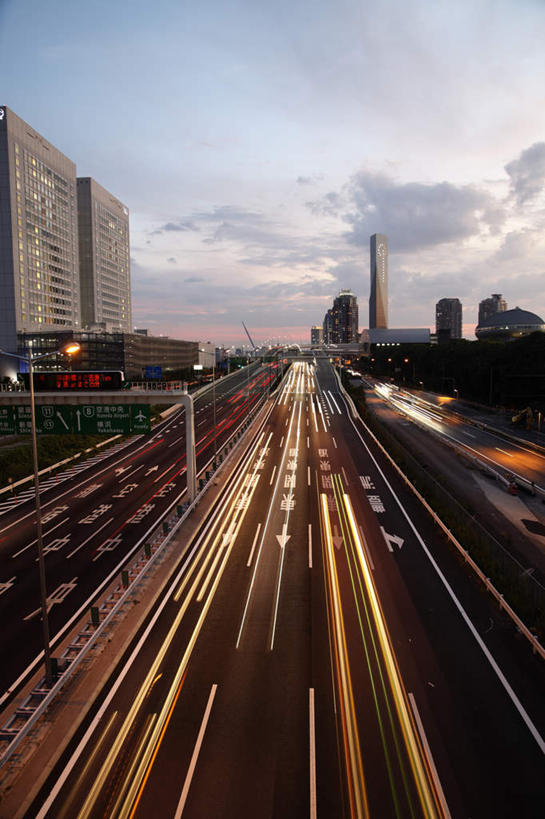 无人,高楼大厦,栏杆,竖图,俯视,航拍,室外,白天,度假,美景,日落,城市风光,城市,大厦,道路,建筑,路,路灯,摩天大楼,指示牌,公路,照明,东京,日本,亚洲,一排,许多,朦胧,模糊,整齐,日文,标志,文字,字符,景观,晚霞,霞光,高架,建筑群,围栏,灯光,交通,江东区,方向,娱乐,标识,建设,护栏,箭头,灯,排列,蓝色,蓝天,天空,黄昏,天,享受,休闲,景色,彩霞,放松,晴朗,照亮,指向,照明设备,鸟瞰,队列,高架桥,东亚,高架道路,跨线桥,本州,万里无云,关东地方,本州岛,日本国,东京都,簇,日语,晴空,晴空万里,夕阳,彩图,高角度拍摄,大楼,高层建筑,高楼,摩天楼