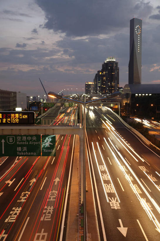 无人,高楼大厦,栏杆,竖图,俯视,航拍,室外,白天,度假,美景,日落,城市风光,城市,大厦,道路,建筑,路,路灯,摩天大楼,指示牌,公路,照明,东京,日本,亚洲,一排,许多,朦胧,模糊,整齐,日文,标志,文字,字符,景观,晚霞,霞光,高架,建筑群,围栏,灯光,交通,江东区,方向,娱乐,标识,建设,护栏,箭头,灯,排列,蓝色,蓝天,天空,黄昏,天,享受,休闲,景色,彩霞,放松,晴朗,照亮,指向,照明设备,鸟瞰,队列,高架桥,东亚,高架道路,跨线桥,本州,万里无云,关东地方,本州岛,日本国,东京都,簇,日语,晴空,晴空万里,夕阳,彩图,高角度拍摄,大楼,高层建筑,高楼,摩天楼