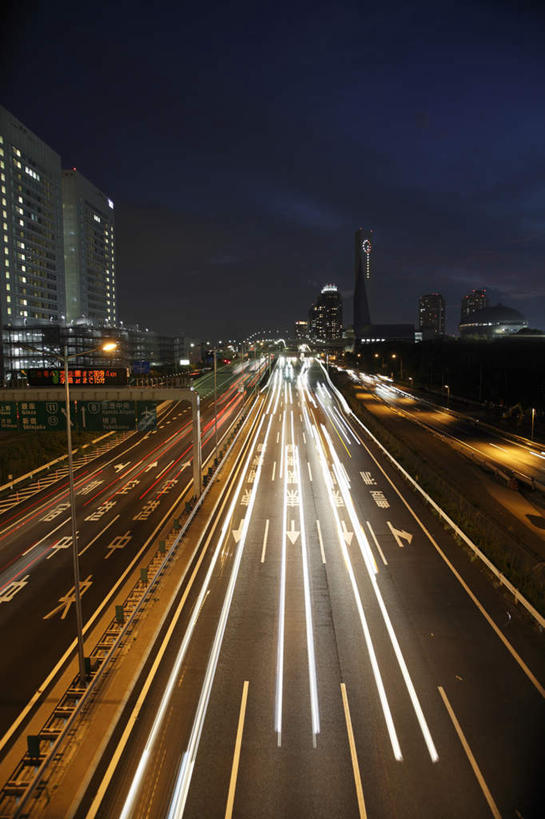 无人,高楼大厦,栏杆,竖图,俯视,航拍,室外,夜晚,度假,美景,城市风光,城市,大厦,道路,建筑,路,路灯,摩天大楼,夜景,指示牌,公路,照明,东京,日本,亚洲,一排,许多,整齐,日文,标志,文字,字符,景观,高架,建筑群,围栏,灯光,交通,江东区,方向,娱乐,标识,建设,护栏,箭头,灯,排列,蓝色,蓝天,天空,天,享受,休闲,景色,放松,晴朗,照亮,指向,照明设备,鸟瞰,队列,高架桥,东亚,高架道路,跨线桥,本州,万里无云,关东地方,本州岛,日本国,东京都,簇,日语,晴空,晴空万里,彩图,高角度拍摄,大楼,高层建筑,高楼,摩天楼