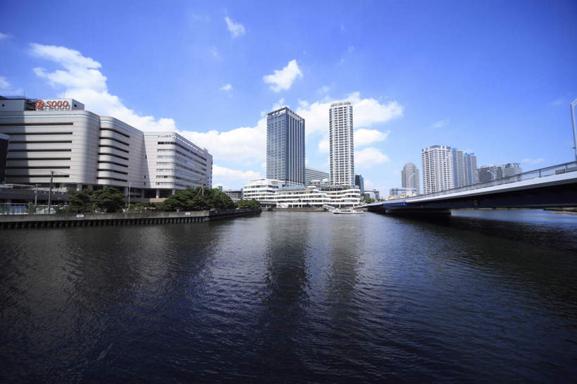 无人,高楼大厦,横图,室外,白天,正面,度假,湖,湖泊,美景,水,植物,城市风光,城市,大桥,大厦,建筑,立交桥,摩天大楼,桥梁,神奈川,日本,亚洲,波纹,日文,标志,文字,字符,湖面,景观,水流,水面,高架,建筑群,斜拉桥,桥,涟漪,横滨,横滨市,神奈川县,娱乐,标识,建设,树,树木,红色,蓝色,绿色,倒影,蓝天,水纹,天空,自然,波浪,湖水,天,享受,休闲,景色,放松,生长,晴朗,成长,东亚,本州,万里无云,首府,关东地方,本州岛,日本国,水晕,日语,晴空,晴空万里,彩图,大楼,高层建筑,高楼,摩天楼