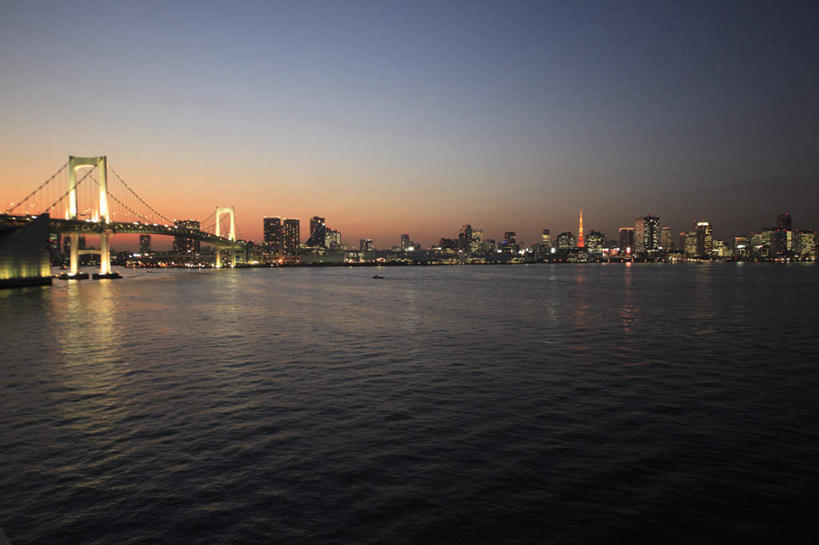 无人,高楼大厦,横图,室外,夜晚,正面,度假,海浪,海洋,美景,日落,城市风光,标志建筑,城市,大厦,地标,建筑,摩天大楼,夜景,东京,日本,亚洲,阴影,波纹,光线,影子,景观,浪花,晚霞,霞光,建筑群,灯光,彩虹大桥,涟漪,娱乐,建设,蓝色,蓝天,水纹,天空,海水,黄昏,波浪,天,享受,休闲,景色,彩霞,放松,晴朗,海景,东亚,本州,万里无云,关东地方,本州岛,日本国,东京都,水晕,日本彩虹大桥,灯火辉煌,繁荣,大海,风浪,海,海水的波动,近岸浪,涌浪,晴空,晴空万里,夕阳,彩图,大楼,高层建筑,高楼,摩天楼