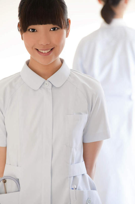 东方人,背部,两个人,同事,护士,医院,站,笑,微笑,露齿笑,竖图,室内,白天,白色背景,正面,工作服,制服,成功,合作,团队,集体,信心,亚洲,朦胧,模糊,注视,黄种人,队伍,白色,黑色,观察,看,站着,摄影,影棚,观看,察看,领导,白衣天使,成就,关注,合伙,领袖,背手,医疗机构,工作制服,年轻女性,女人,女性,亚洲人,长发,站立,半身,彩图,影棚拍摄,工作套服,拍摄,病院,诊所