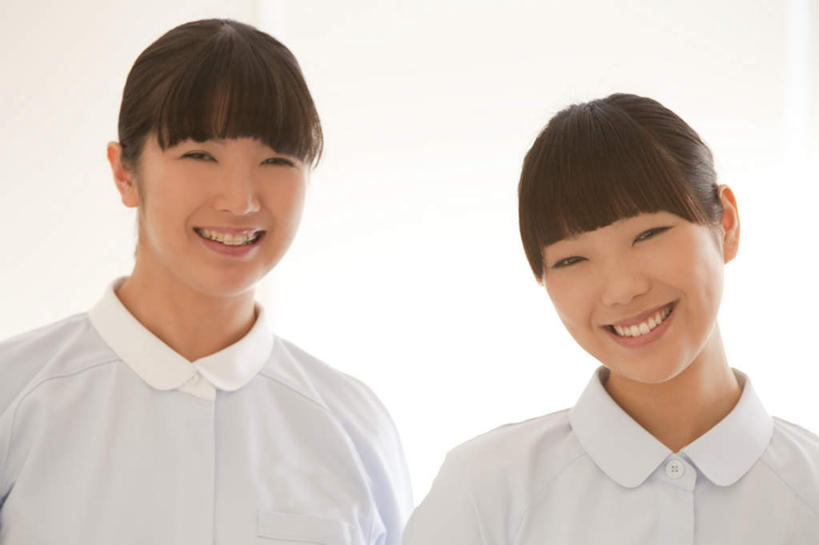 东方人,两个人,同事,护士,医院,站,笑,微笑,露齿笑,横图,室内,白天,白色背景,正面,工作服,制服,成功,合作,团队,集体,信心,亚洲,阴影,朦胧,模糊,光线,影子,墙,灯光,注视,黄种人,队伍,墙壁,墙面,白色,黑色,观察,看,站着,摄影,影棚,观看,察看,领导,白衣天使,成就,关注,合伙,领袖,医疗机构,工作制服,年轻女性,女人,女性,亚洲人,长发,站立,半身,彩图,影棚拍摄,工作套服,拍摄,病院,诊所