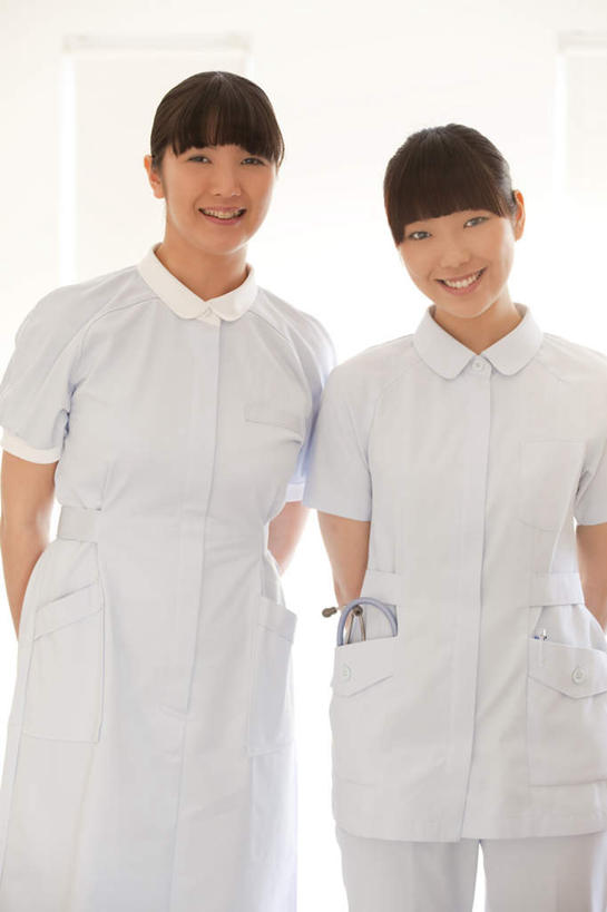 东方人,两个人,同事,护士,医院,站,笑,微笑,露齿笑,竖图,室内,白天,白色背景,正面,工作服,制服,成功,合作,团队,集体,信心,亚洲,朦胧,模糊,墙,注视,黄种人,队伍,墙壁,墙面,白色,黑色,观察,看,站着,摄影,影棚,观看,察看,领导,白衣天使,成就,关注,合伙,领袖,背手,医疗机构,工作制服,年轻女性,女人,女性,亚洲人,长发,站立,半身,彩图,影棚拍摄,工作套服,拍摄,病院,诊所