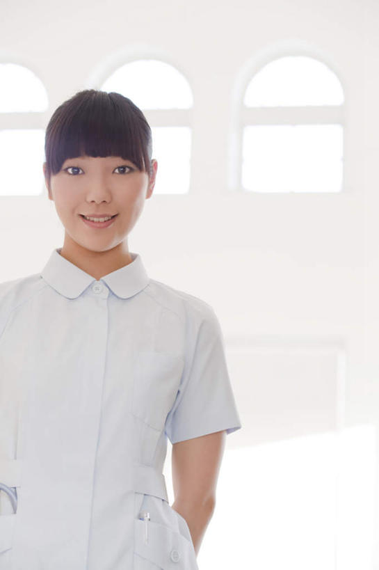 东方人,一个人,护士,医院,站,笑,微笑,竖图,室内,白天,正面,工作服,制服,窗户,亚洲,仅一个年轻女性,仅一个女性,仅一个人,阴影,光线,影子,灯光,注视,黄种人,玻璃窗,白色,黑色,观察,看,站着,观看,察看,白衣天使,关注,背手,医疗机构,工作制服,年轻女性,女人,女性,亚洲人,长发,站立,半身,彩图,工作套服,病院,诊所