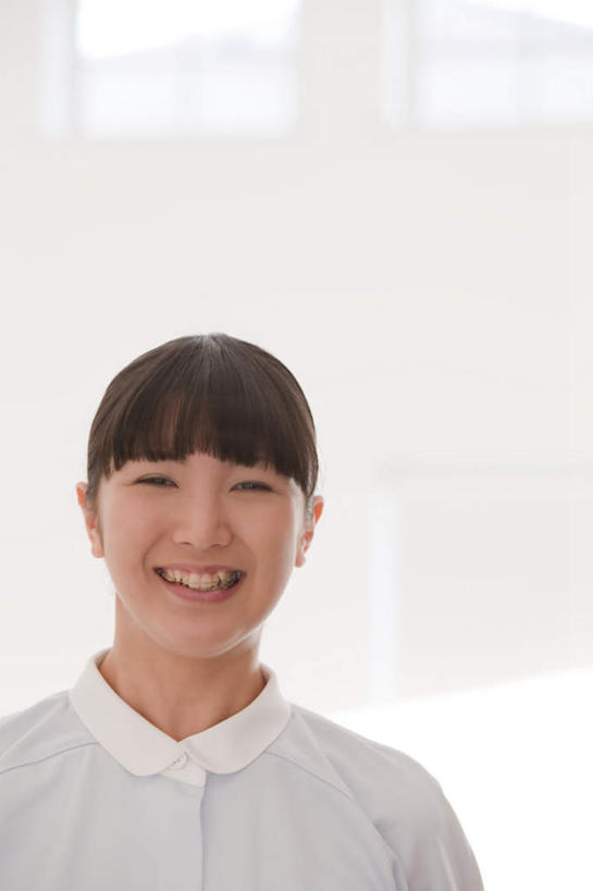 东方人,一个人,护士,医院,站,笑,微笑,露齿笑,竖图,室内,白天,正面,工作服,制服,窗户,亚洲,仅一个年轻女性,仅一个女性,仅一个人,阴影,光线,影子,灯光,注视,黄种人,玻璃窗,白色,黑色,观察,看,站着,观看,察看,白衣天使,关注,医疗机构,工作制服,年轻女性,女人,女性,亚洲人,长发,站立,半身,彩图,工作套服,病院,诊所