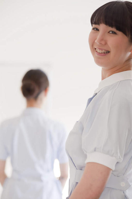 东方人,两个人,同事,护士,医院,站,笑,微笑,露齿笑,竖图,室内,白天,白色背景,工作服,制服,成功,合作,团队,集体,信心,亚洲,朦胧,模糊,注视,黄种人,队伍,背面,白色,黑色,观察,看,手放前,站着,摄影,影棚,观看,察看,领导,白衣天使,成就,关注,合伙,领袖,医疗机构,工作制服,年轻女性,女人,女性,亚洲人,长发,站立,半身,彩图,影棚拍摄,工作套服,拍摄,病院,诊所