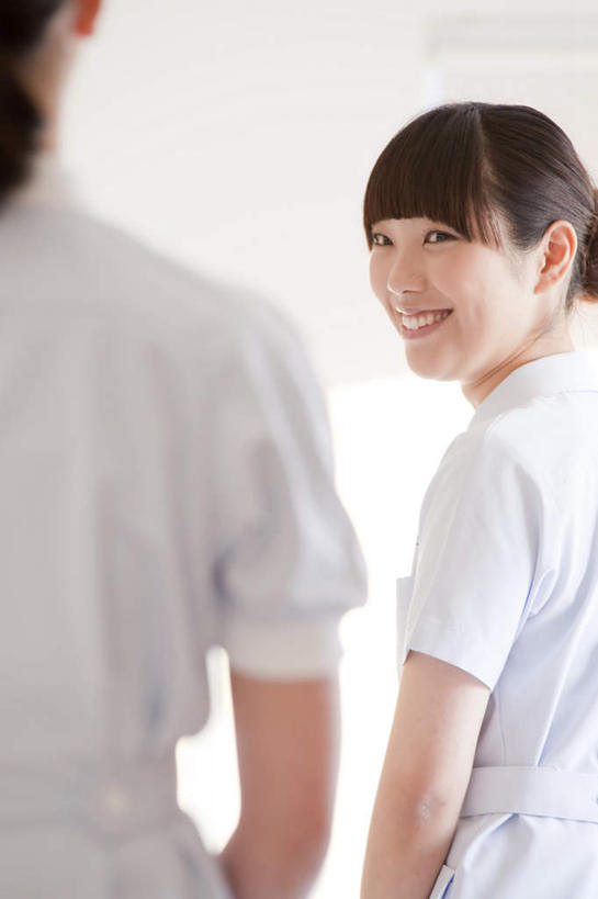 东方人,两个人,同事,护士,医院,站,笑,微笑,露齿笑,竖图,室内,白天,白色背景,工作服,制服,成功,合作,团队,集体,信心,亚洲,朦胧,模糊,扭头,注视,黄种人,队伍,背面,白色,黑色,观察,看,手放前,站着,转头,摄影,影棚,观看,察看,领导,白衣天使,成就,关注,合伙,领袖,医疗机构,工作制服,年轻女性,女人,女性,亚洲人,长发,站立,半身,彩图,影棚拍摄,工作套服,拍摄,病院,诊所