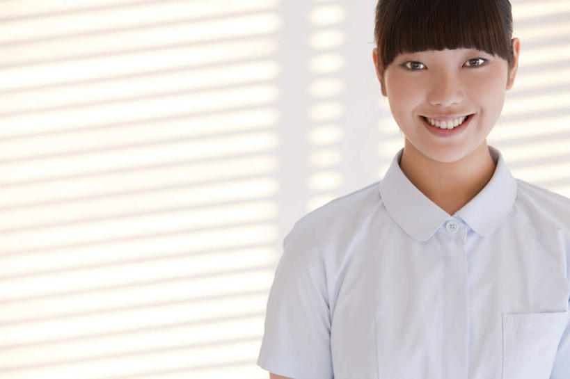 东方人,脸,头,脸颊,一个人,护士,医院,站,笑,微笑,露齿笑,横图,室内,特写,白天,正面,工作服,制服,窗帘,亚洲,仅一个年轻女性,仅一个女性,仅一个人,装饰,注视,黄种人,肩膀,白色,黑色,帘子,观察,看,站着,遮阳,观看,华丽,修饰,点缀,察看,白衣天使,关注,医疗机构,衬托,美观,雅致,雅观,工作制服,年轻女性,女人,女性,亚洲人,头部,长发,脸部,脸蛋,面部,站立,半身,彩图,工作套服,病院,诊所