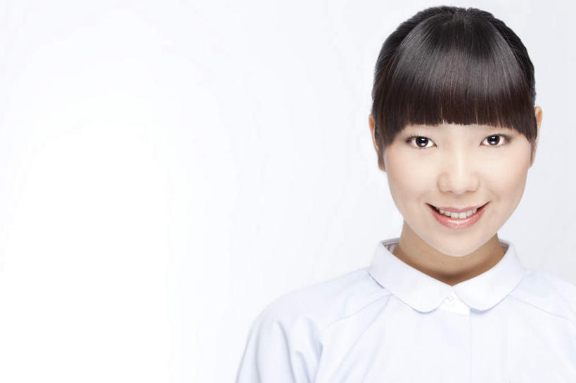 东方人,脸,头,脸颊,一个人,护士,站,笑,微笑,露齿笑,横图,室内,特写,白天,白色背景,正面,工作服,制服,亚洲,仅一个年轻女性,仅一个女性,仅一个人,注视,黄种人,白色,黑色,观察,看,站着,摄影,影棚,观看,察看,白衣天使,关注,工作制服,年轻女性,女人,女性,亚洲人,头部,长发,脸部,脸蛋,面部,站立,半身,彩图,影棚拍摄,工作套服,拍摄