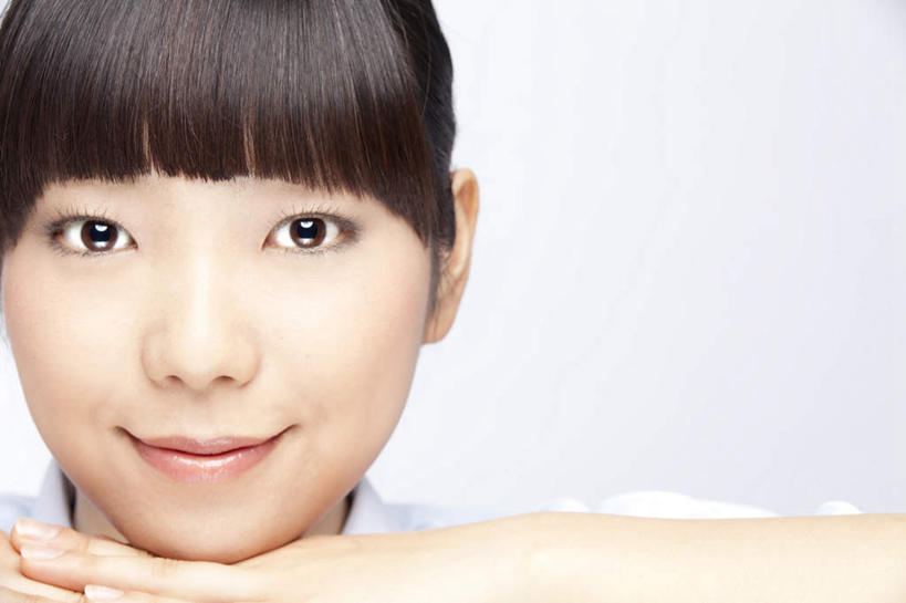 东方人,脸,头,脸颊,一个人,护士,坐,笑,双手交叉,微笑,横图,室内,特写,白天,白色背景,正面,工作服,制服,亚洲,仅一个年轻女性,仅一个女性,仅一个人,撑,墙,注视,黄种人,墙壁,墙面,白色,黑色,观察,看,摄影,影棚,观看,察看,撑着,白衣天使,关注,工作制服,年轻女性,女人,女性,亚洲人,头部,长发,脸部,脸蛋,面部,坐着,半身,彩图,影棚拍摄,工作套服,拍摄