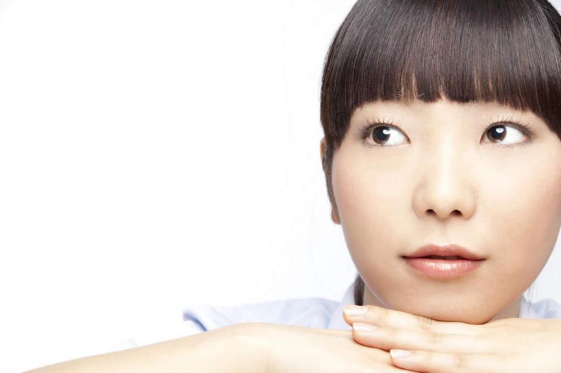 东方人,脸,头,脸颊,一个人,护士,坐,笑,双手交叉,微笑,横图,室内,特写,白天,白色背景,正面,工作服,制服,亚洲,仅一个年轻女性,仅一个女性,仅一个人,撑,墙,注视,黄种人,墙壁,墙面,白色,黑色,观察,看,摄影,影棚,观看,察看,撑着,白衣天使,关注,工作制服,年轻女性,女人,女性,亚洲人,头部,长发,脸部,脸蛋,面部,抬头,仰头,坐着,半身,彩图,影棚拍摄,工作套服,拍摄