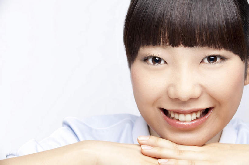 东方人,脸,头,脸颊,一个人,护士,坐,笑,双手交叉,微笑,露齿笑,横图,室内,特写,白天,白色背景,正面,工作服,制服,亚洲,仅一个年轻女性,仅一个女性,仅一个人,撑,墙,注视,黄种人,墙壁,墙面,白色,黑色,观察,看,摄影,影棚,观看,察看,撑着,白衣天使,关注,工作制服,年轻女性,女人,女性,亚洲人,头部,长发,脸部,脸蛋,面部,坐着,半身,彩图,影棚拍摄,工作套服,拍摄