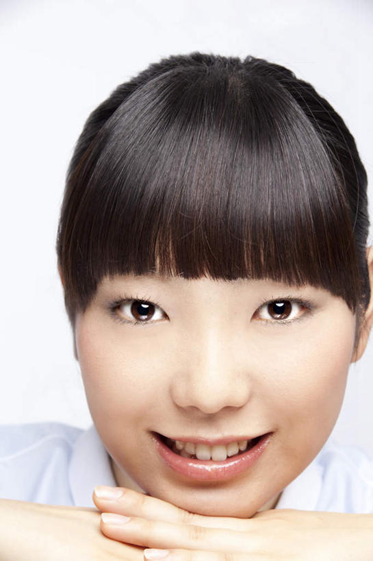 东方人,脸,头,脸颊,一个人,护士,坐,笑,双手交叉,微笑,露齿笑,竖图,室内,特写,白天,白色背景,正面,工作服,制服,亚洲,仅一个年轻女性,仅一个女性,仅一个人,撑,墙,注视,黄种人,墙壁,墙面,白色,黑色,观察,看,摄影,影棚,观看,察看,撑着,白衣天使,关注,工作制服,年轻女性,女人,女性,亚洲人,头部,长发,脸部,脸蛋,面部,坐着,半身,彩图,影棚拍摄,工作套服,拍摄