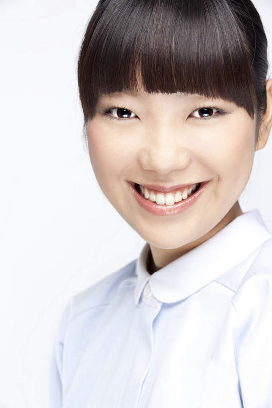 东方人,脸,头,脸颊,一个人,护士,站,笑,微笑,露齿笑,竖图,室内,特写,白天,白色背景,正面,工作服,制服,亚洲,仅一个年轻女性,仅一个女性,仅一个人,墙,注视,黄种人,墙壁,墙面,白色,黑色,观察,看,站着,摄影,影棚,观看,察看,白衣天使,关注,工作制服,年轻女性,女人,女性,亚洲人,头部,长发,脸部,脸蛋,面部,站立,半身,彩图,影棚拍摄,工作套服,拍摄