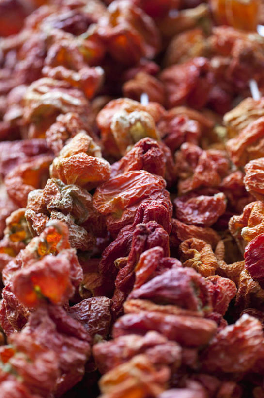 点心,无人,竖图,俯视,室内,特写,白天,水果,一堆,一排,许多,阴影,堆叠,堆积,新鲜,整齐,干燥,反射,影子,生食,食品,果实,食物,排列,红色,干果,零食,橙色,蜜饯,有机食品,绿色食品,堆,队列,彩图,高角度拍摄