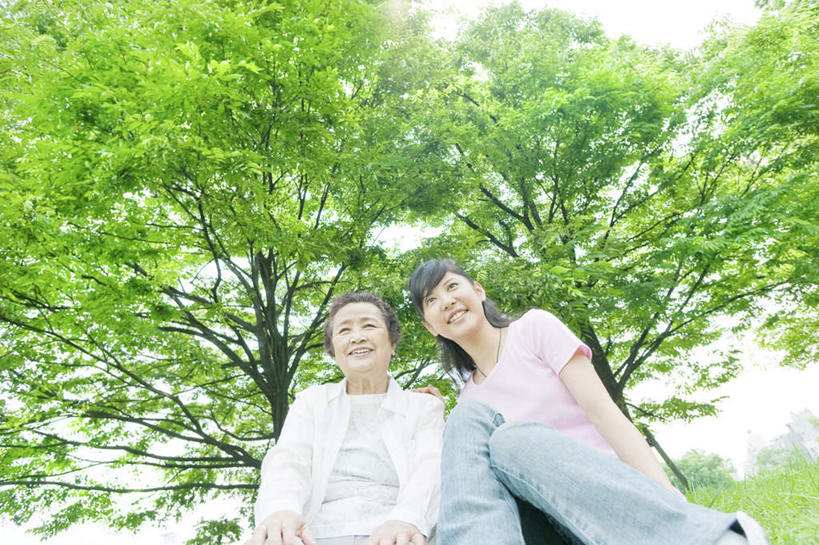 东方人,老年人,两个人,家庭,祖母,坐,横图,室外,白天,仰视,植物,叶子,亚洲,阴影,服装,光线,影子,云,云朵,绿叶,云彩,注视,休闲装,黄种人,树,树木,衣服,蓝色,绿色,黑色,白云,蓝天,天空,阳光,自然,天,观察,看,休闲,温暖,温馨,一家人,休闲服,嫩叶,服饰,生长,晴朗,奶奶,成长,观看,祖孙,和睦,察看,关注,外婆,外孙女,外祖母,老年女性,年轻女性,女人,女性,亚洲人,年轻人,长发,孙女,叶,叶片,晴空,坐着,半身,彩图,低角度拍摄,融洽