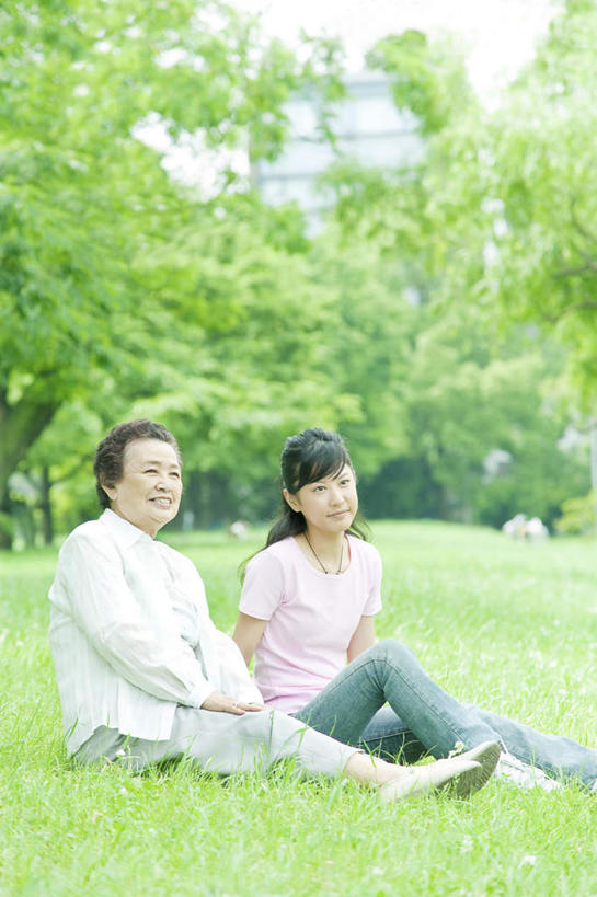 东方人,老年人,两个人,家庭,祖母,坐,竖图,室外,白天,正面,草地,草坪,植物,亚洲,服装,云,云朵,云彩,注视,休闲装,黄种人,草,树,树木,衣服,蓝色,绿色,黑色,白云,蓝天,天空,自然,天,观察,看,休闲,温暖,温馨,一家人,休闲服,服饰,生长,晴朗,奶奶,成长,观看,祖孙,和睦,察看,关注,外婆,外孙女,外祖母,老年女性,年轻女性,女人,女性,亚洲人,年轻人,长发,孙女,晴空,坐着,彩图,全身,融洽