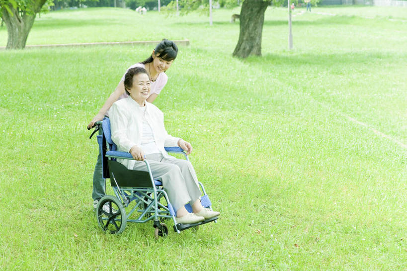 东方人,老年人,两个人,家庭,祖母,站,坐,横图,室外,白天,正面,草地,草坪,植物,亚洲,服装,工具,注视,休闲装,黄种人,草,树,树木,衣服,绿色,黑色,自然,轮椅,复健,观察,看,站着,休闲,康复,温暖,温馨,一家人,休闲服,器械,服饰,生长,奶奶,成长,观看,祖孙,和睦,察看,医疗设备,关注,医疗器械,医疗工具,外婆,外孙女,外祖母,辅助设备,老年女性,年轻女性,女人,女性,亚洲人,年轻人,长发,孙女,站立,坐着,彩图,全身,融洽